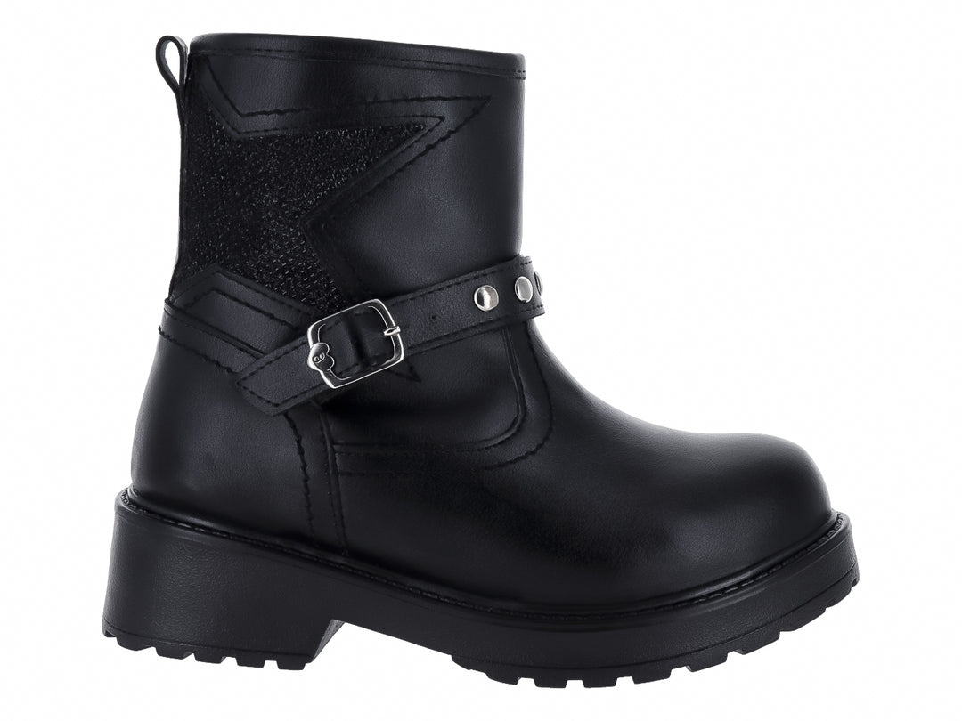 Bota negra para niño de caña media con suela track, hebilla plateada y detalles decorativos laterales.