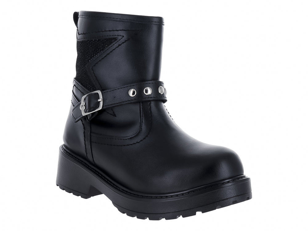 Bota negra para niño de caña media con suela track, hebilla plateada y detalles decorativos laterales.
