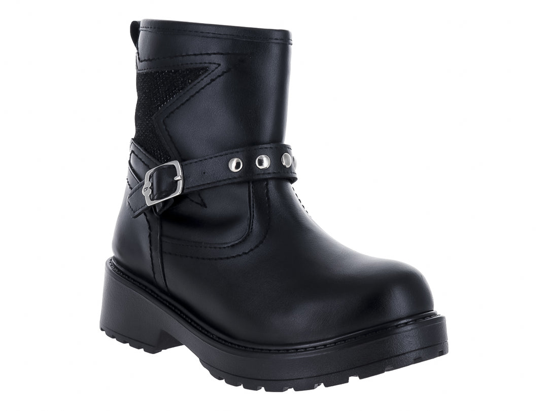 Bota negra para niño de caña media con suela track, hebilla plateada y detalles decorativos laterales.