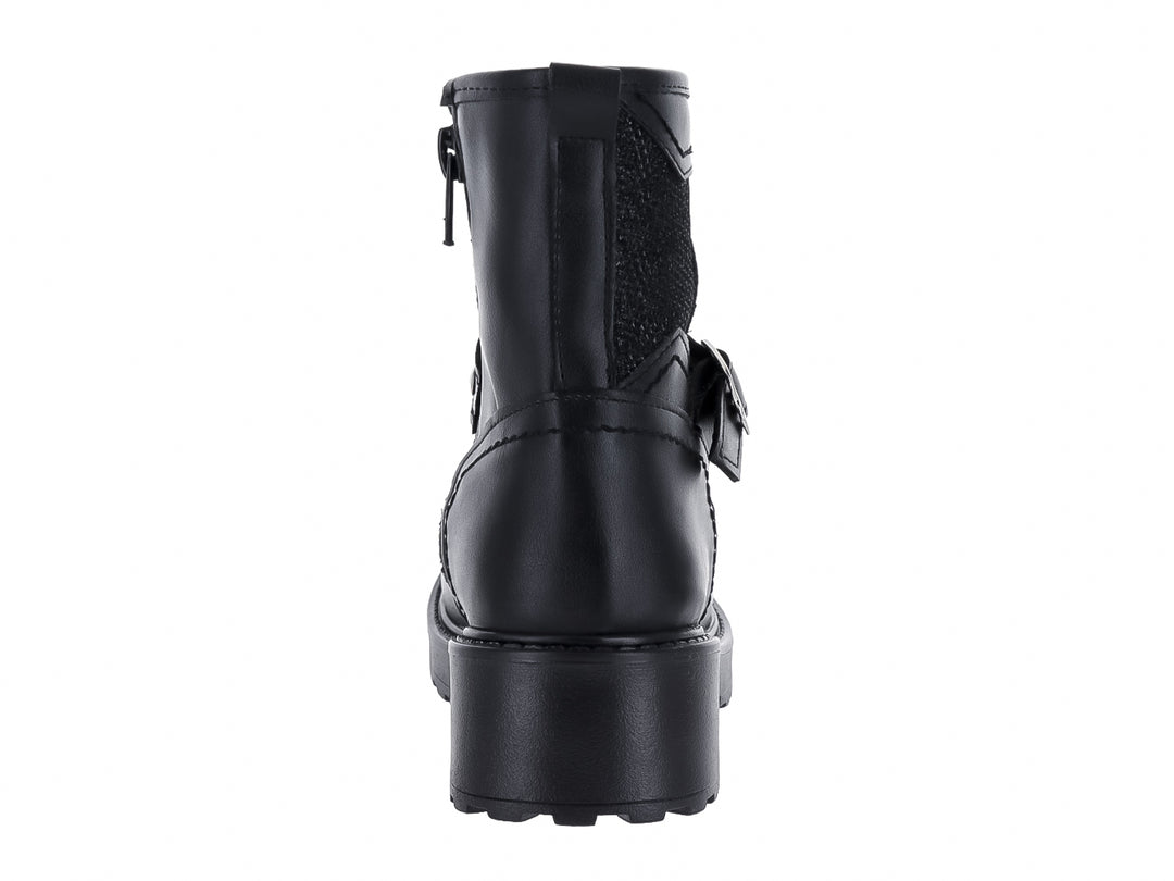Bota negra para niño de caña media con suela track, hebilla plateada y detalles decorativos laterales.