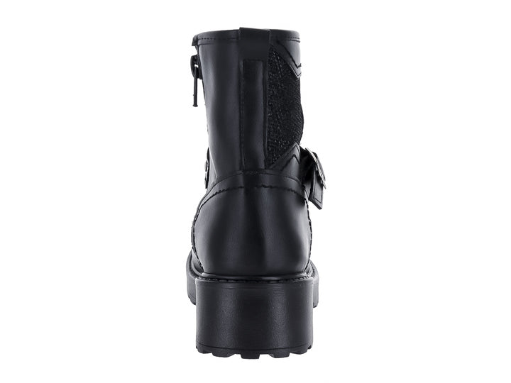 Bota negra para niño de caña media con suela track, hebilla plateada y detalles decorativos laterales.