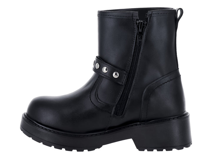 Bota negra para niño de caña media con suela track, hebilla plateada y detalles decorativos laterales.