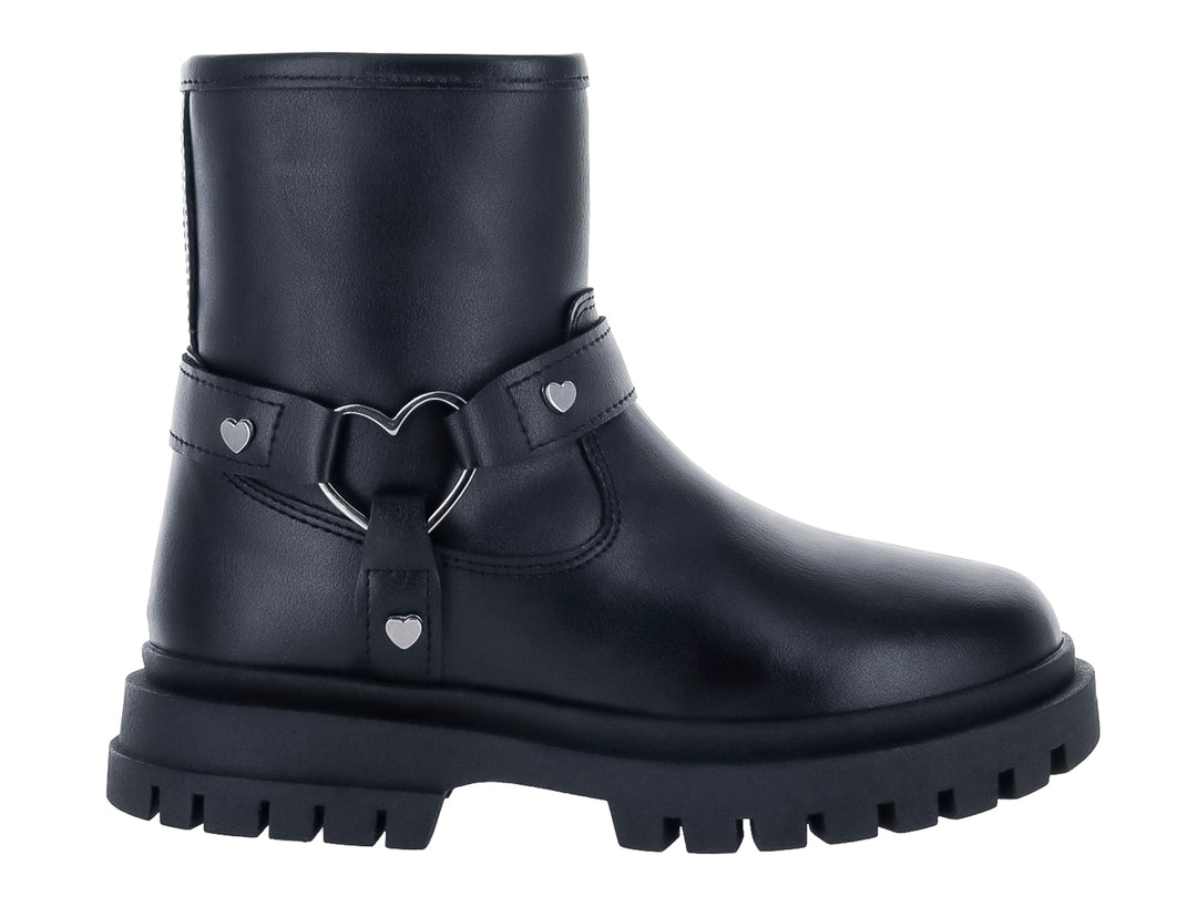 Bota negra de caña media con suela track y adornos de corazones plateados.