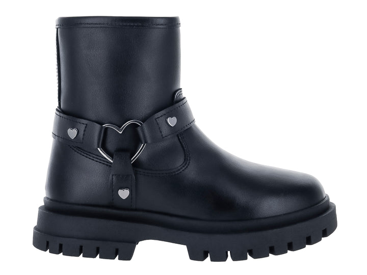 Bota negra de caña media con suela track y adornos de corazones plateados.