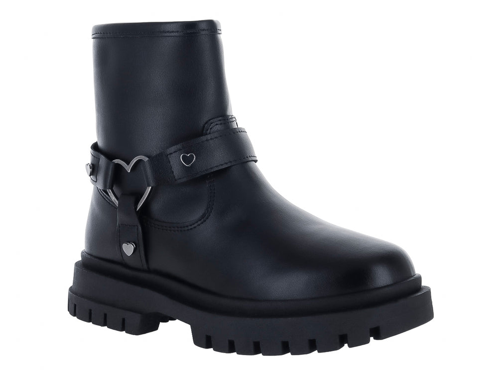 Bota negra de caña media con suela track y adornos de corazones plateados.