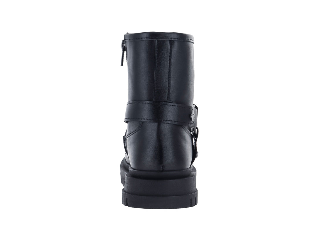 Bota negra de caña media con suela track y adornos de corazones plateados.