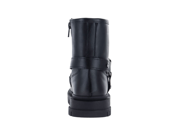 Bota negra de caña media con suela track y adornos de corazones plateados.