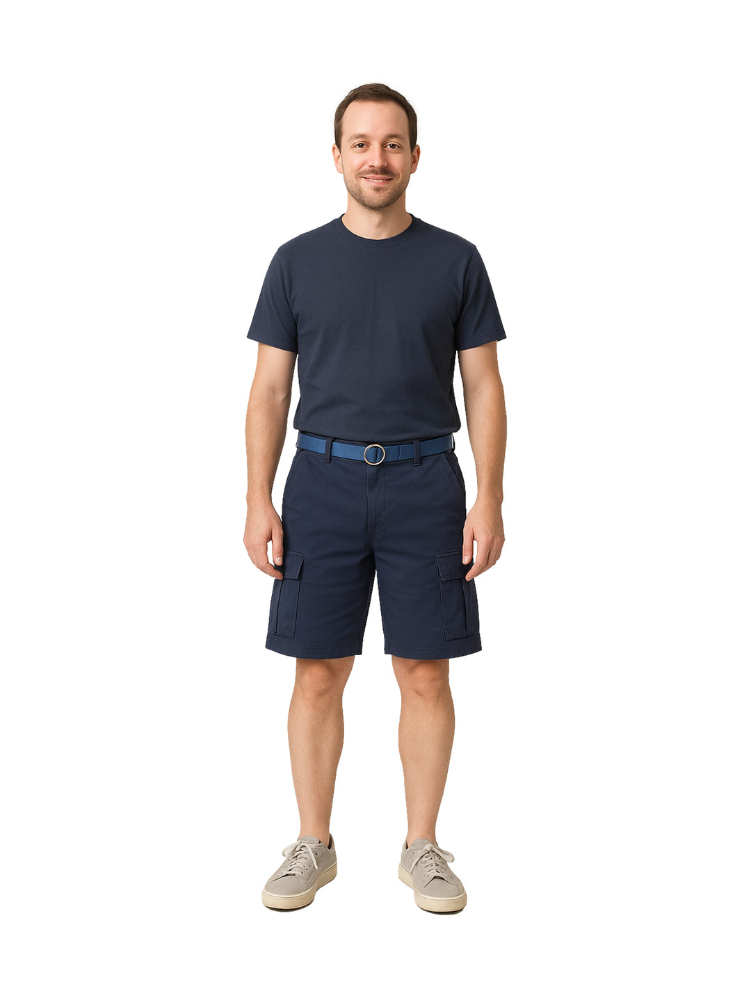 Hombre usando bermudas color azul marino con bolsillos laterales y camiseta del mismo color.
