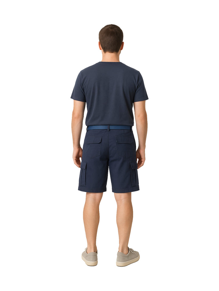 Hombre usando bermudas color azul marino con bolsillos laterales y camiseta del mismo color.