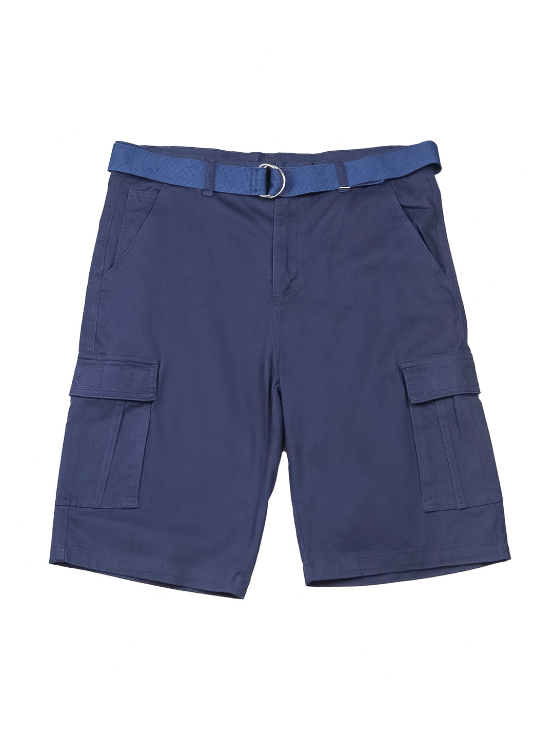 Hombre usando bermudas color azul marino con bolsillos laterales y camiseta del mismo color.