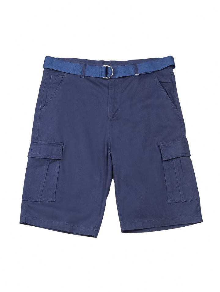 Hombre usando bermudas color azul marino con bolsillos laterales y camiseta del mismo color.