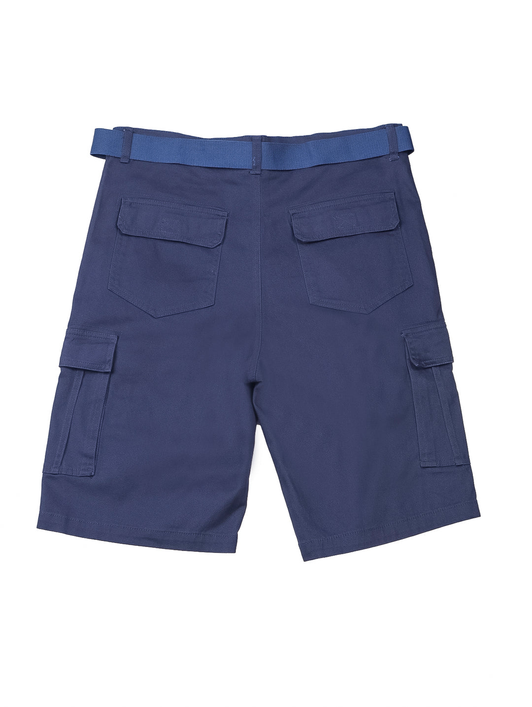 Hombre usando bermudas color azul marino con bolsillos laterales y camiseta del mismo color.