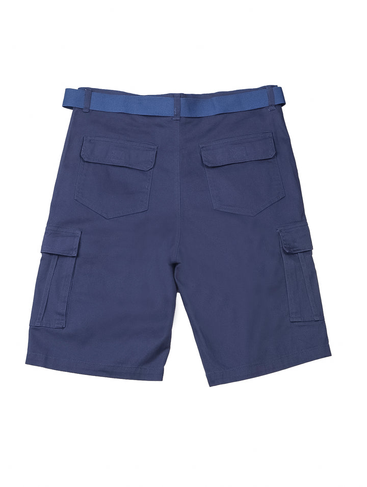Hombre usando bermudas color azul marino con bolsillos laterales y camiseta del mismo color.