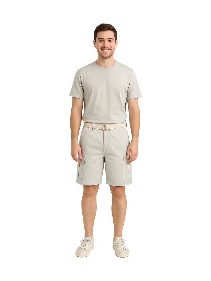 Hombre modelando bermudas color gris con bolsillos laterales y camiseta gris.