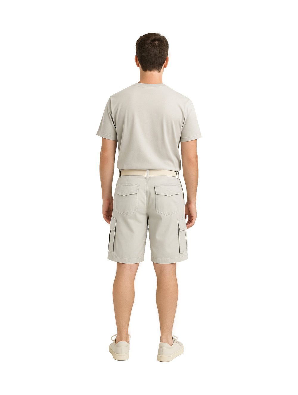 Hombre modelando bermudas color gris con bolsillos laterales y camiseta gris.
