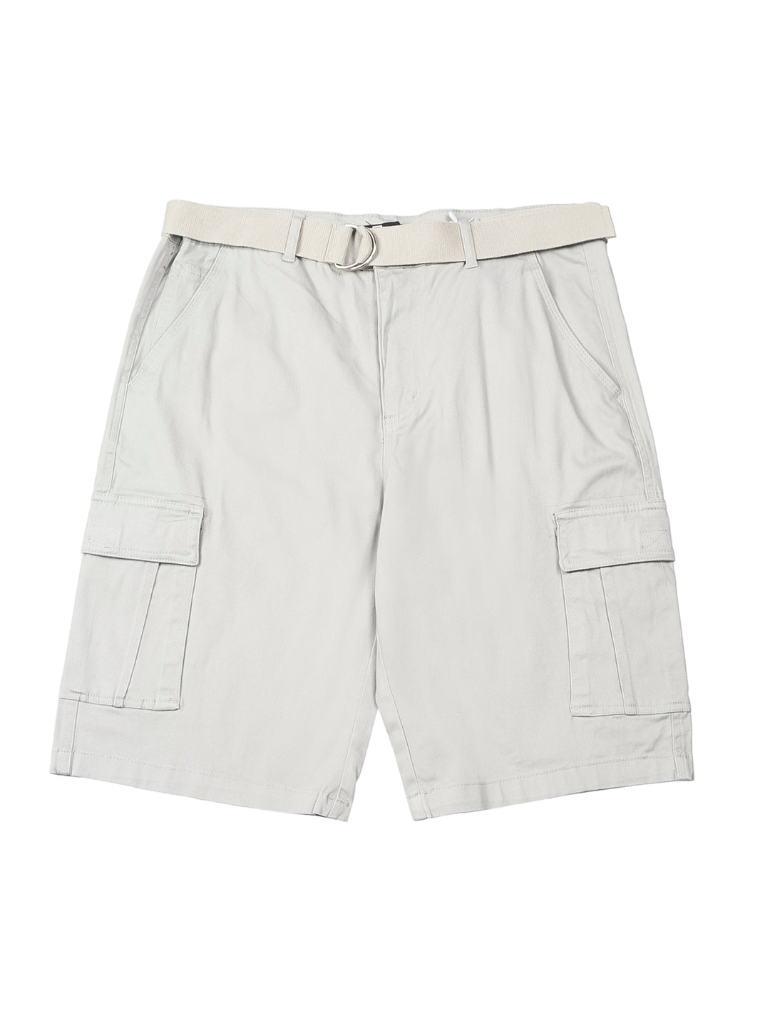 Hombre modelando bermudas color gris con bolsillos laterales y camiseta gris.