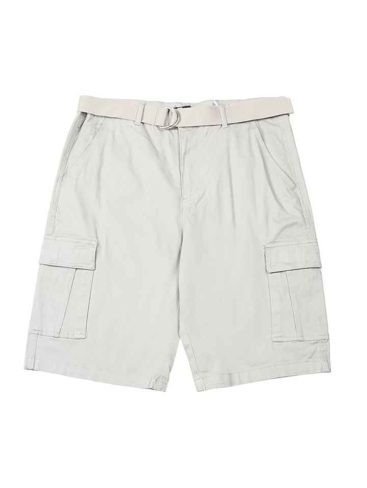 Hombre modelando bermudas color gris con bolsillos laterales y camiseta gris.