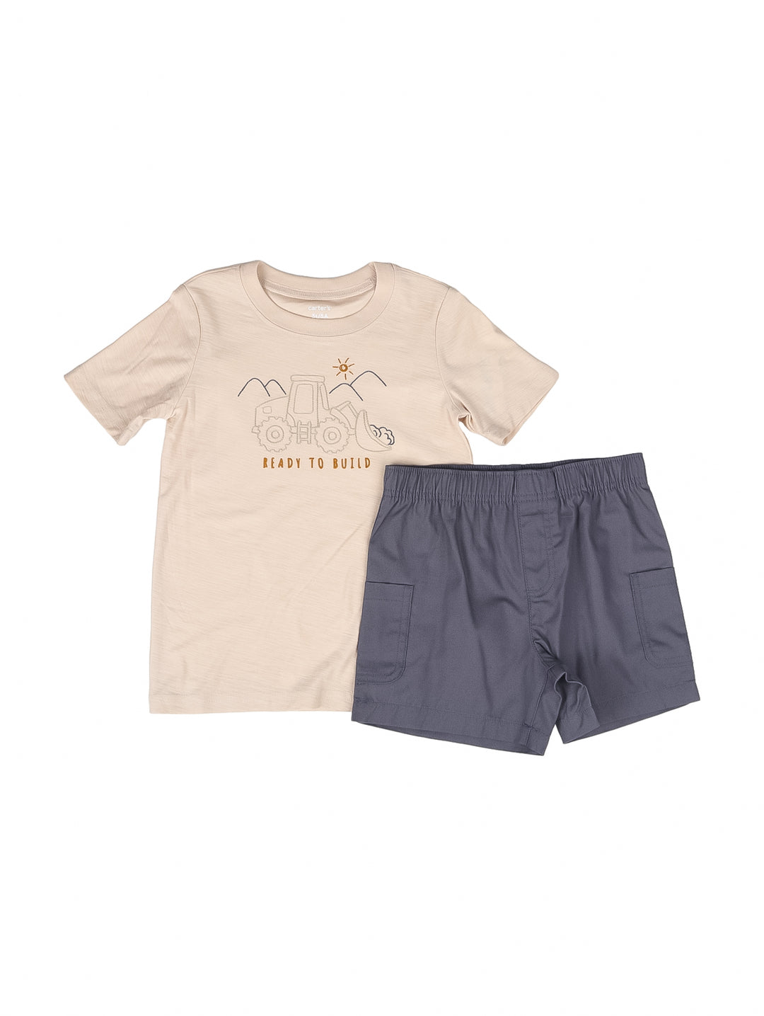Conjunto para niño de camiseta beige con dibujo de maquinaria y shorts color gris.