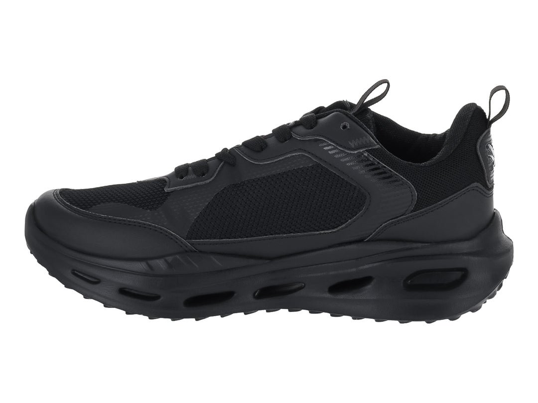 Tenis deportivos marca Makkena en color negro total con detalles de malla y suela robusta.