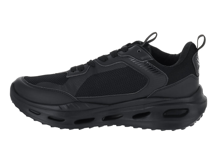 Tenis deportivos marca Makkena en color negro total con detalles de malla y suela robusta.