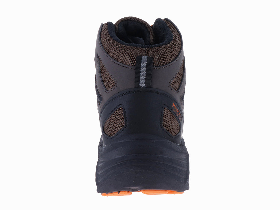 Bota deportiva Murren color café con suela robusta y detalles naranjas.
