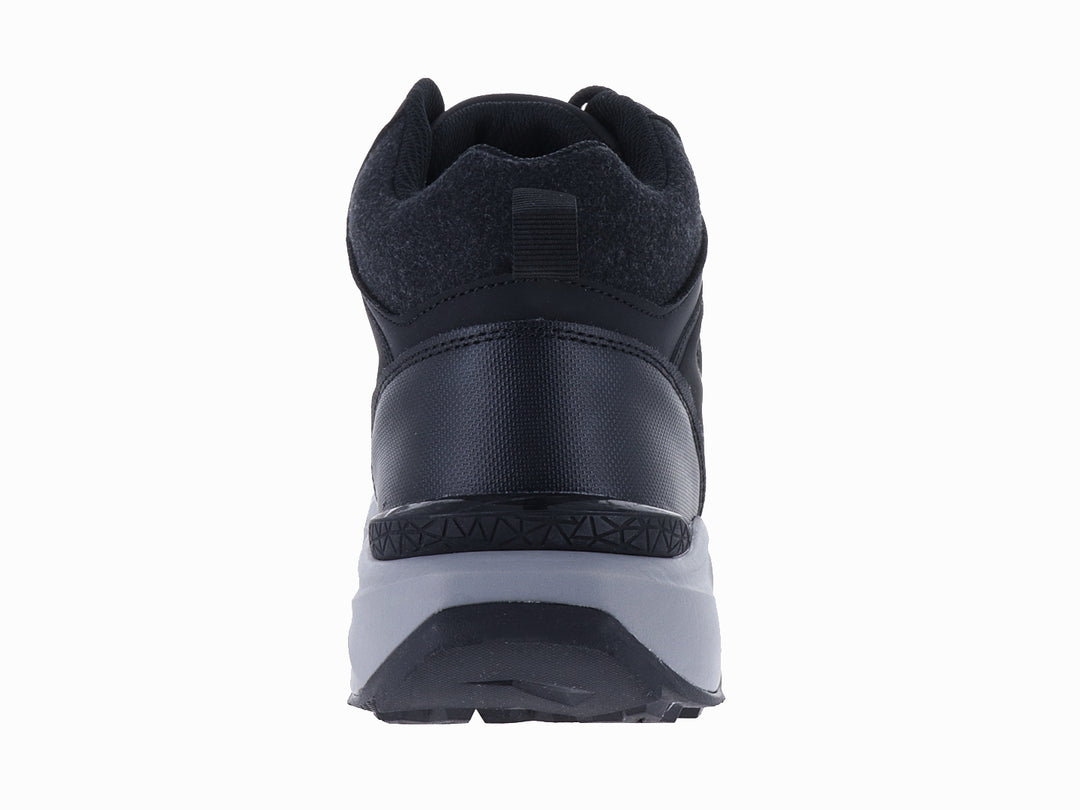 Zapato deportivo tipo botín color negro con suela gris claro.