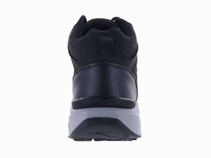 Zapato deportivo tipo botín color negro con suela gris claro.