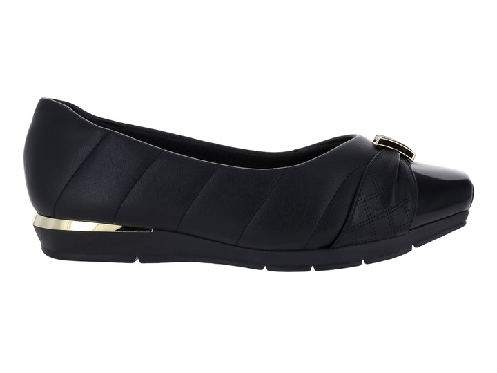 Zapato plano negro con detalle dorado en el talón y hebilla frontal.