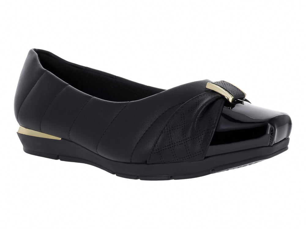 Zapato plano negro con detalle dorado en el talón y hebilla frontal.