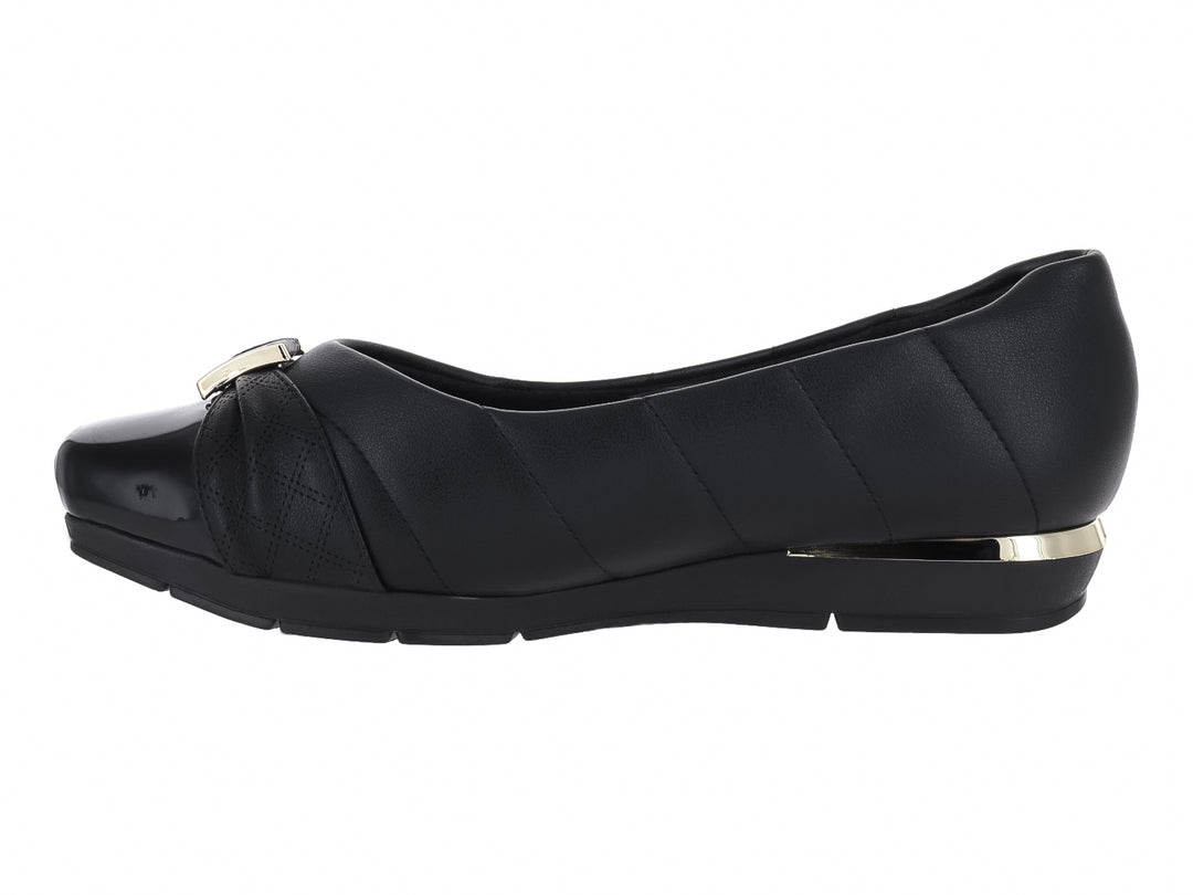 Zapato plano negro con detalle dorado en el talón y hebilla frontal.
