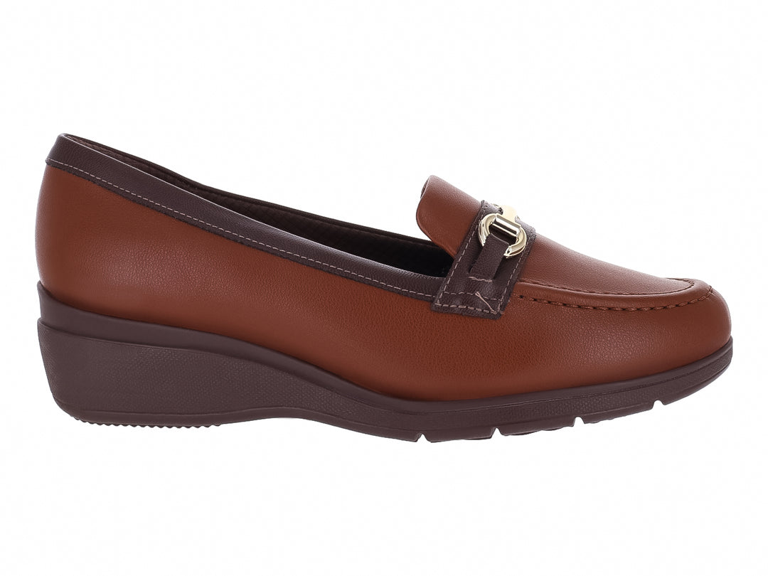 Zapato plano tipo mocasín Piccadilly en color marrón con suela café oscuro y detalle metálico dorado.