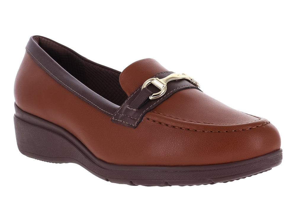Zapato plano tipo mocasín Piccadilly en color marrón con suela café oscuro y detalle metálico dorado.