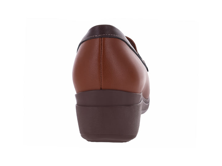 Zapato plano tipo mocasín Piccadilly en color marrón con suela café oscuro y detalle metálico dorado.