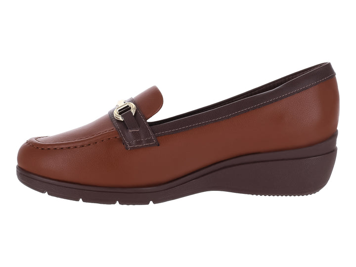 Zapato plano tipo mocasín Piccadilly en color marrón con suela café oscuro y detalle metálico dorado.