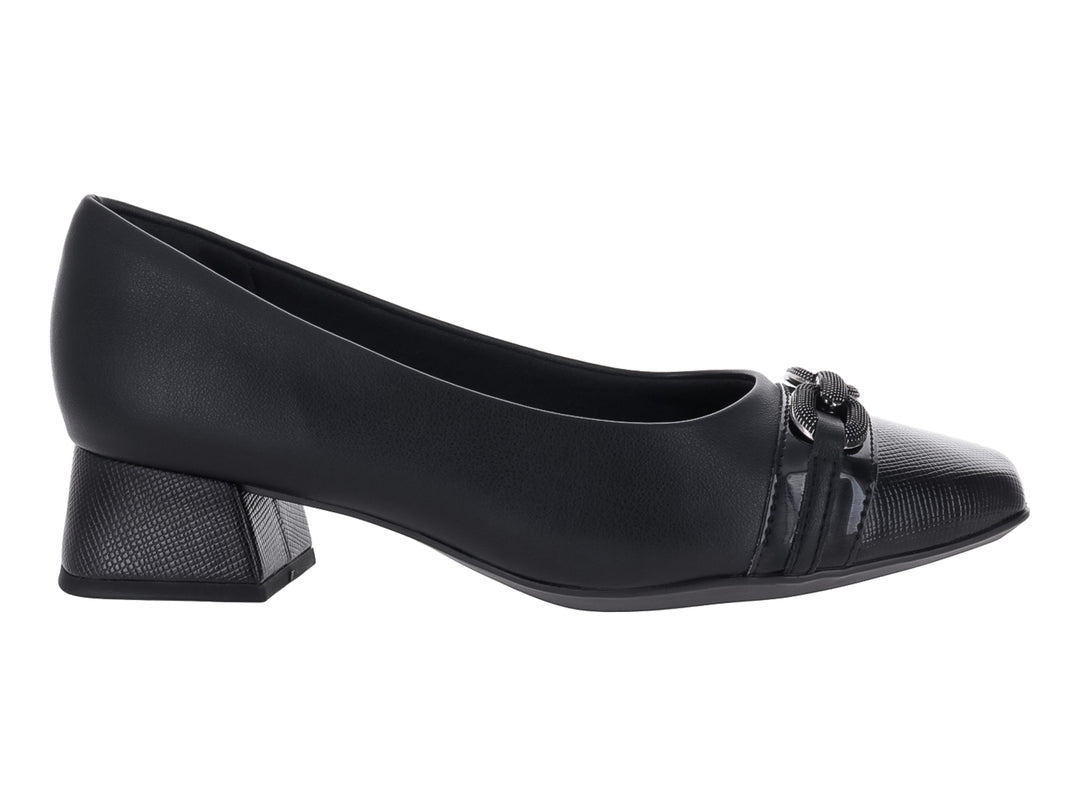 Zapato negro de tacón cuadrado bajo con detalle decorativo en la parte frontal.