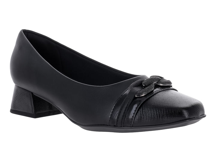 Zapato negro de tacón cuadrado bajo con detalle decorativo en la parte frontal.