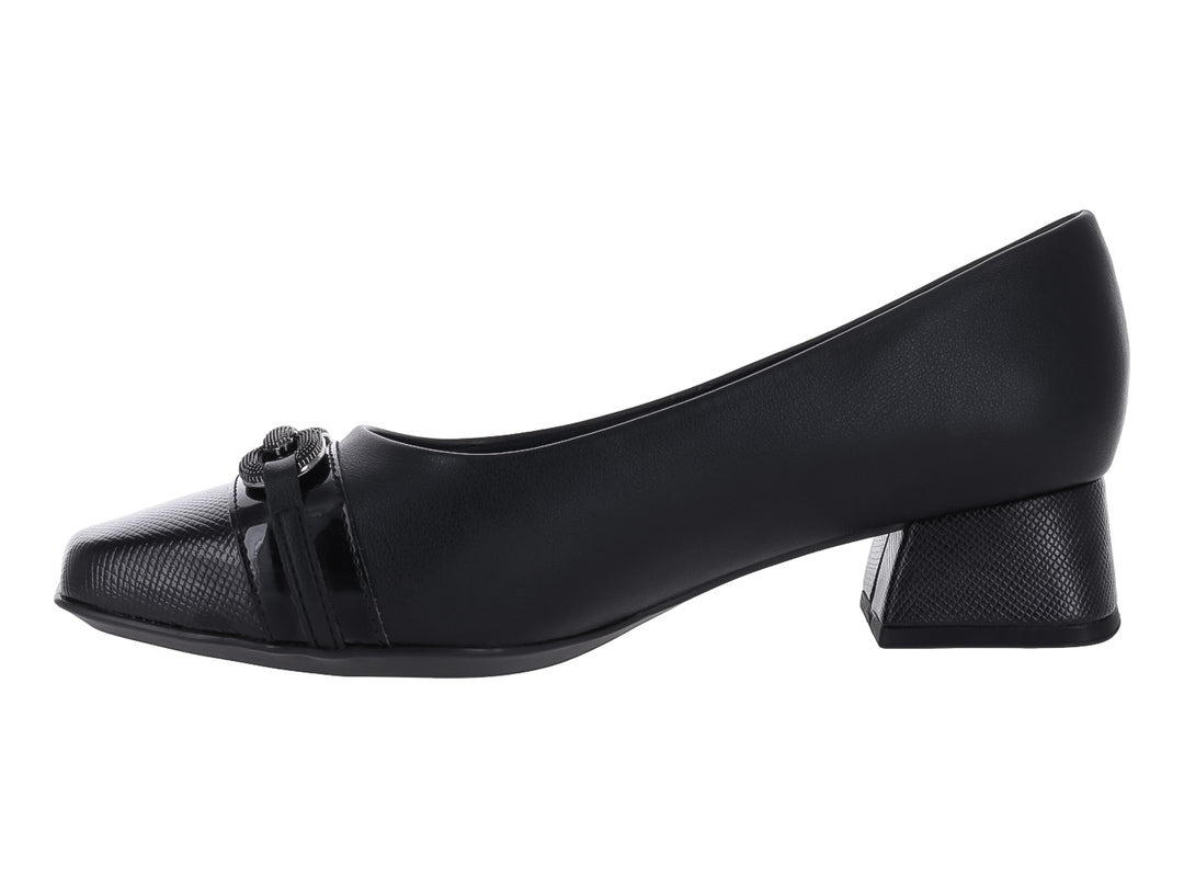 Zapato negro de tacón cuadrado bajo con detalle decorativo en la parte frontal.