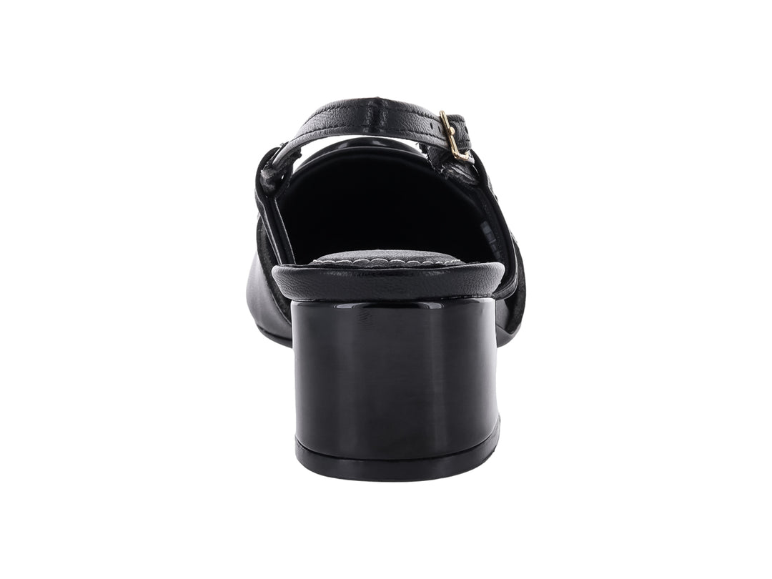 Zapato negro de cuero con tacón bajo y correa ajustable al tobillo.