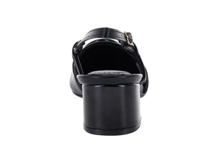 Zapato negro de cuero con tacón bajo y correa ajustable al tobillo.