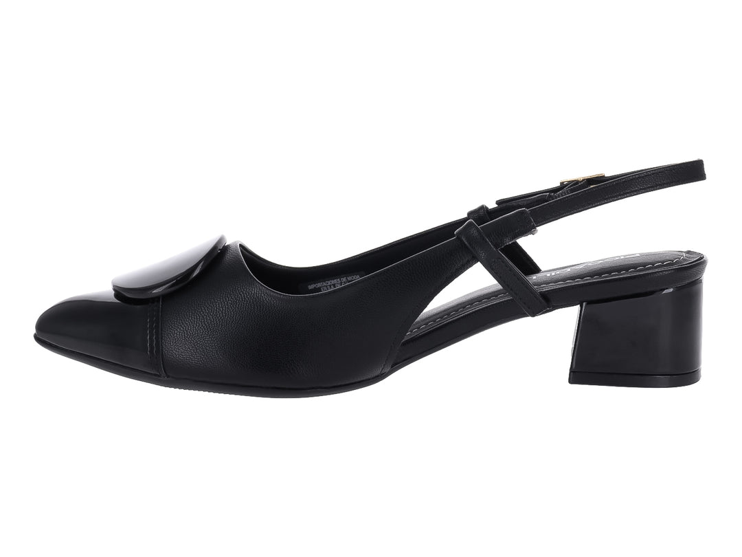 Zapato negro de cuero con tacón bajo y correa ajustable al tobillo.