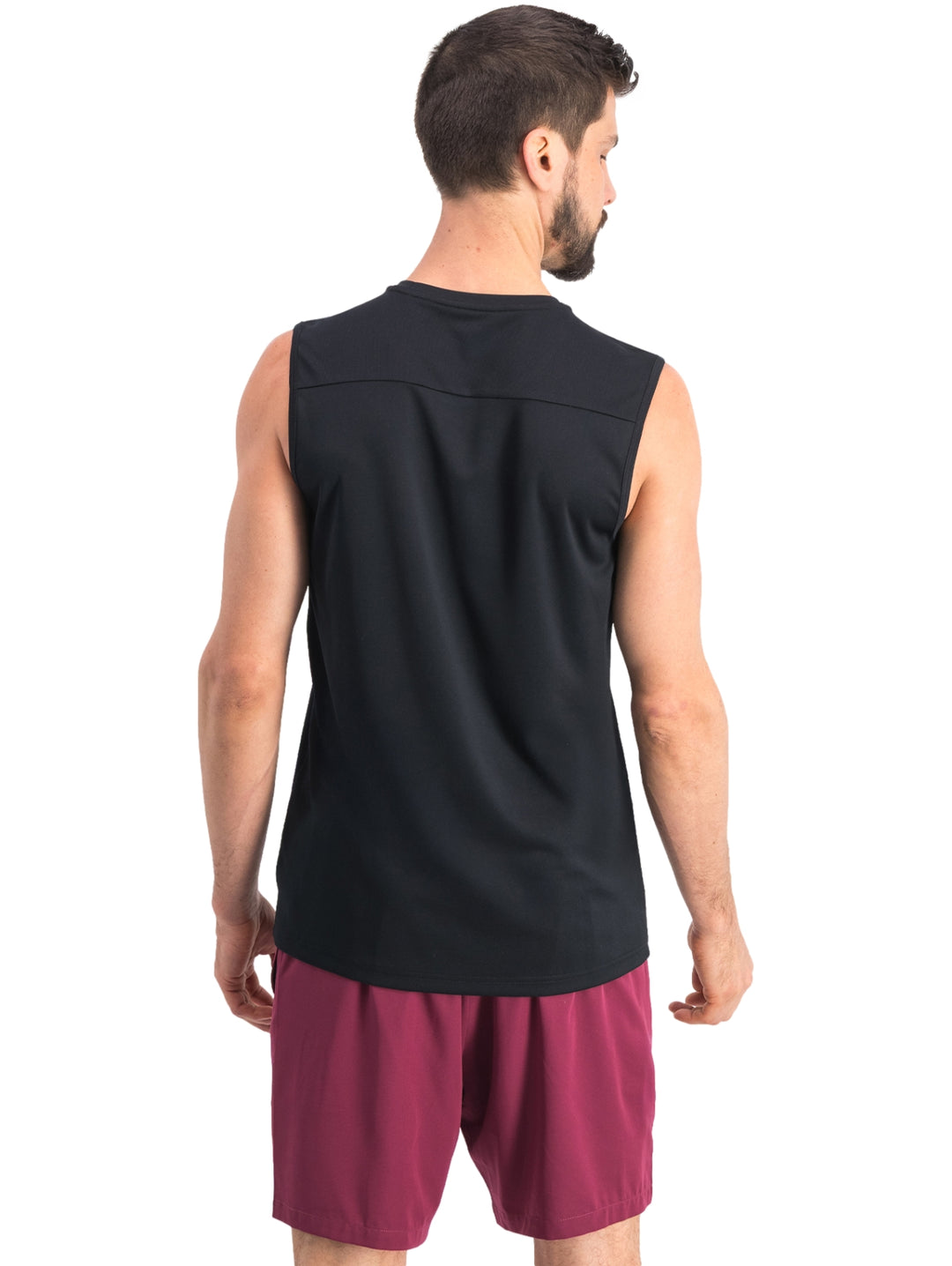 Hombre vistiendo una camiseta deportiva sin mangas de color negro de la marca Charly.