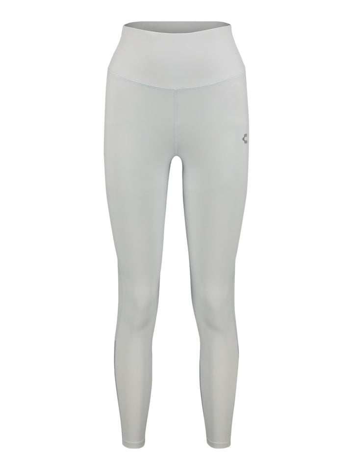 Mujer vistiendo leggings deportivos de color gris claro de cintura alta marca Charly.