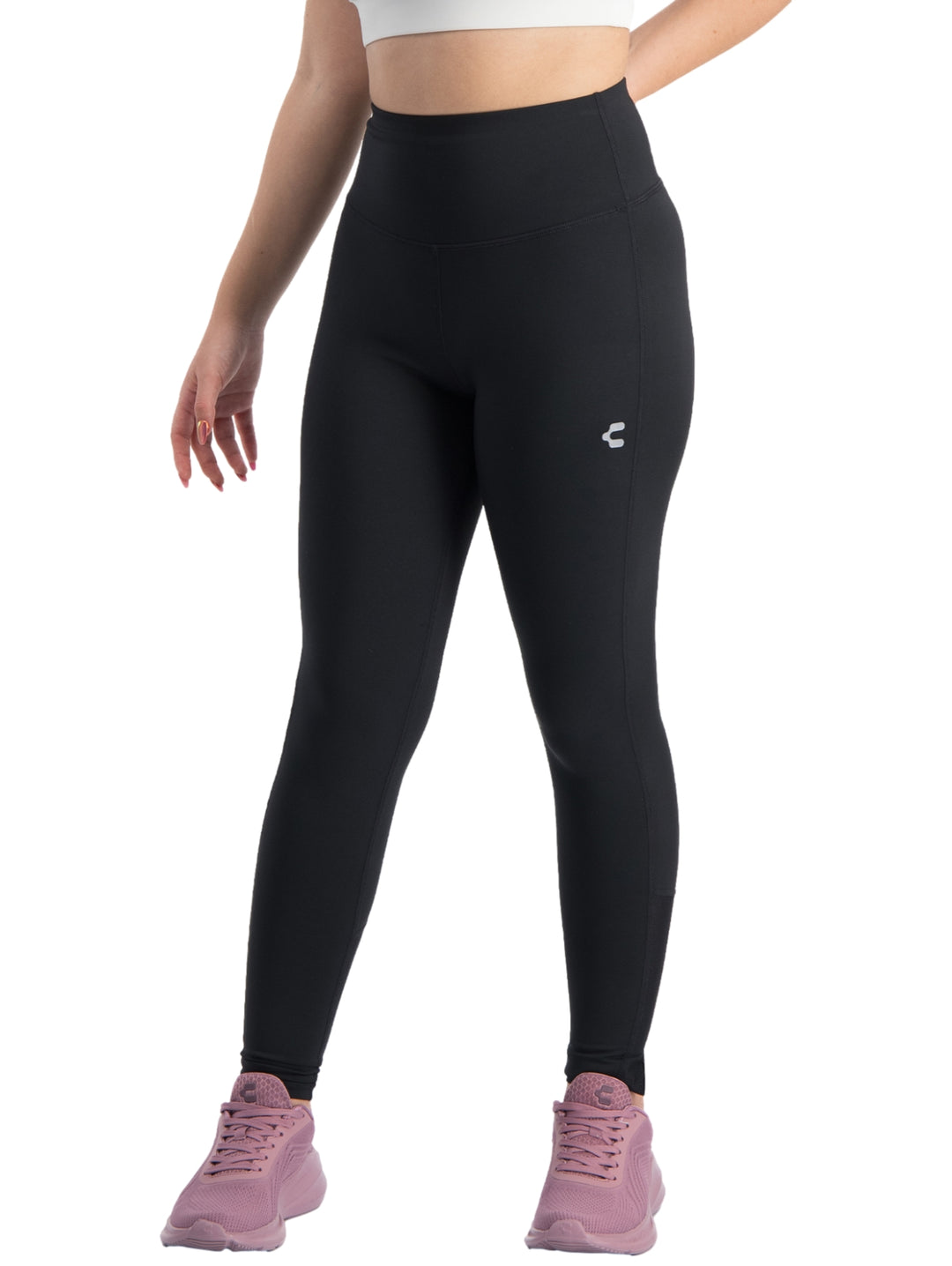 Mujer vistiendo leggings deportivos color negro de la marca Charly.