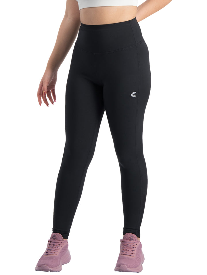 Mujer vistiendo leggings deportivos color negro de la marca Charly.