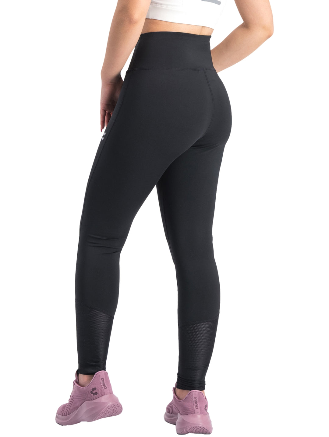 Mujer vistiendo leggings deportivos color negro de la marca Charly.