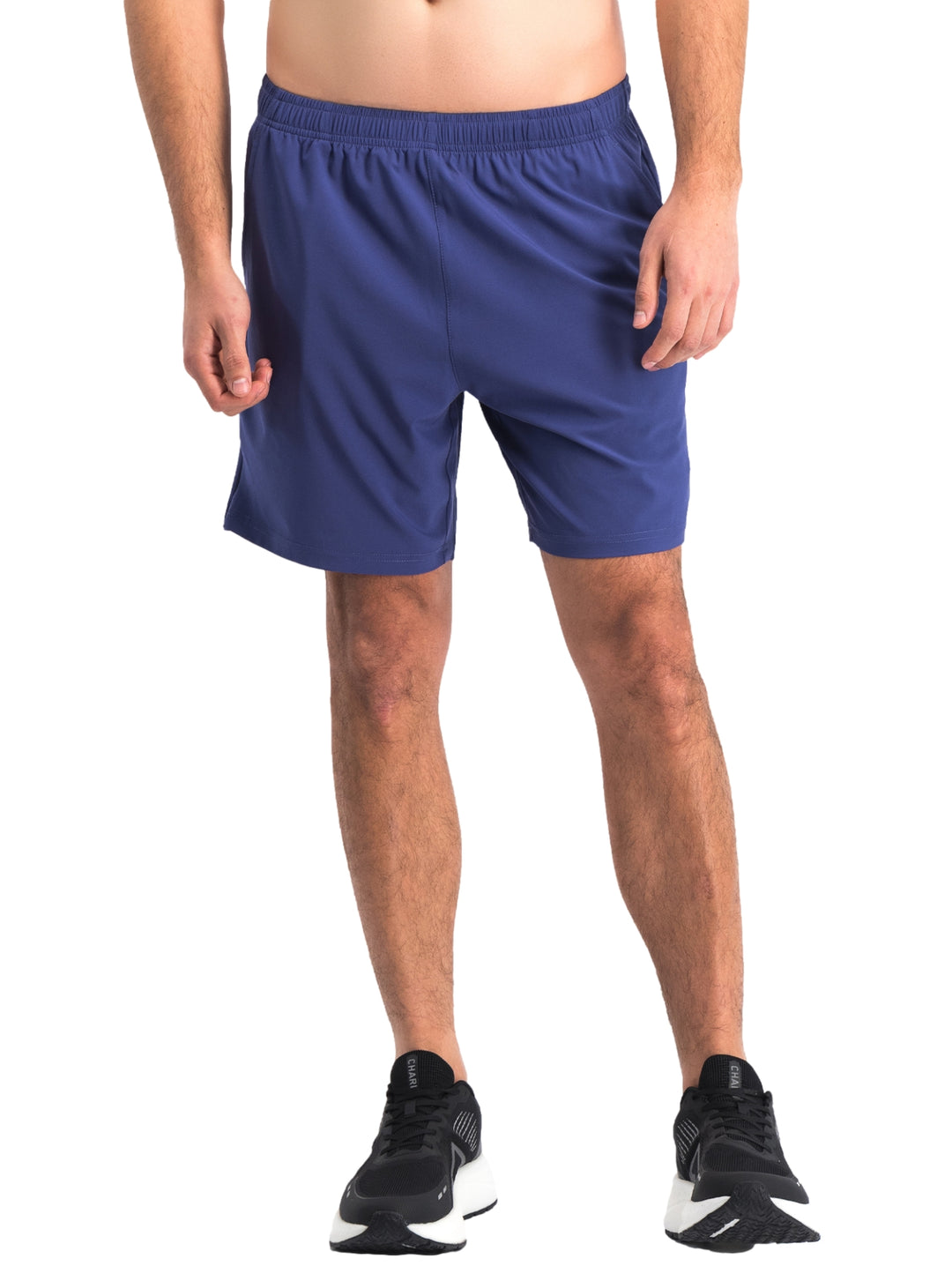 Hombre vistiendo shorts deportivos color azul marino de la marca Charly.