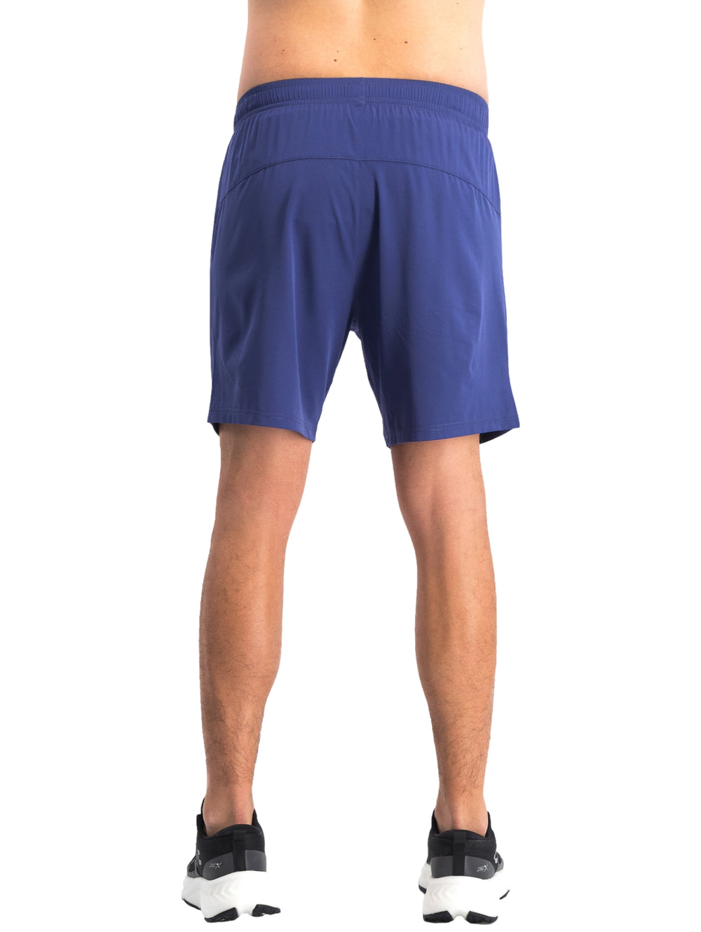 Hombre vistiendo shorts deportivos color azul marino de la marca Charly.