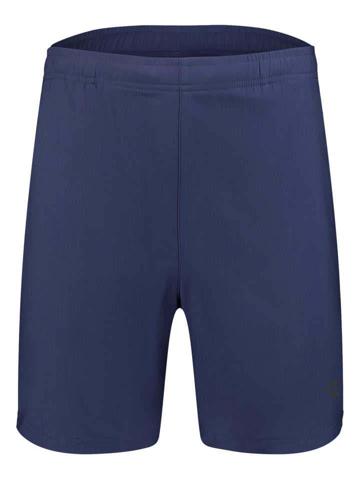 Hombre vistiendo shorts deportivos color azul marino de la marca Charly.