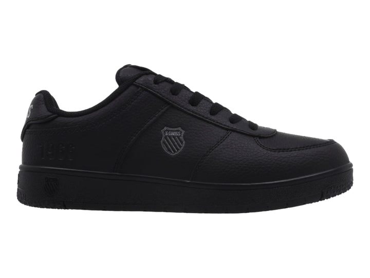 Tenis K-Swiss modelo Admiral en color negro sólido con suela y agujetas negras.