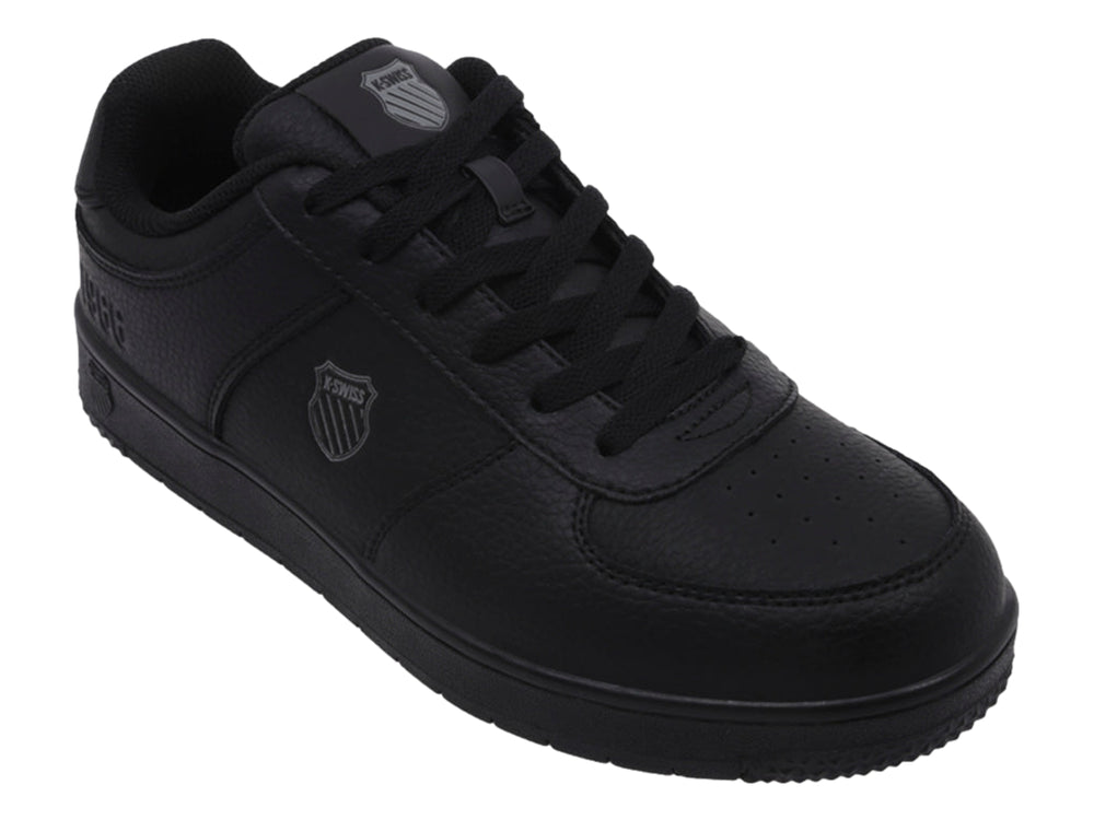 Tenis K-Swiss modelo Admiral en color negro sólido con suela y agujetas negras.